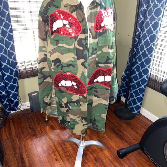 Plus Size Boutique Camo Jacket with sequin lips - Picture 2 of 7